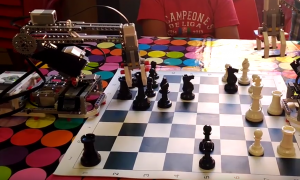 robots jugando una partida de ajedrez en el campamento de verano en el CMU Loyola
