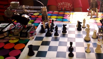 Robots jugando al ajedrez en el campamento