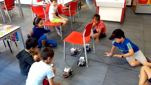 taller de robótica en el campamento de verano del CMU Loyola